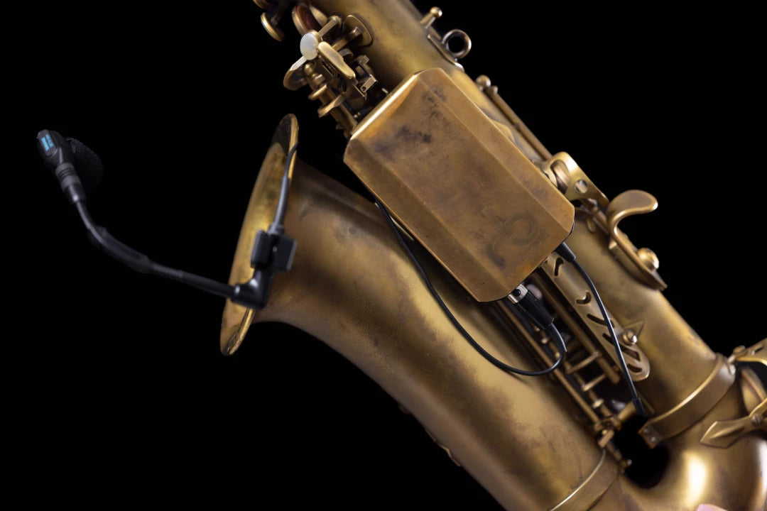 Saxophone équipé d'un émetteur avec le système d’accroche Rack-B + cache émetteur personnalisé