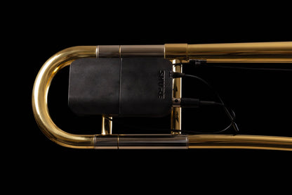 Émetteur avec le système d’accroche Rack-B sur une trombone