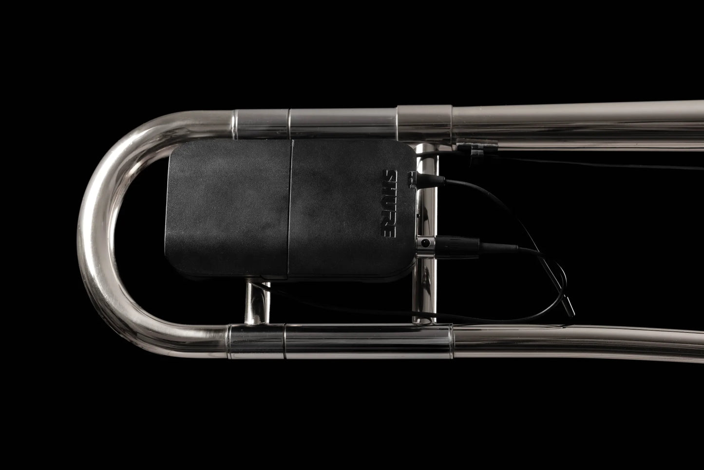 Émetteur avec le système d’accroche Rack-B sur un trombone argenté